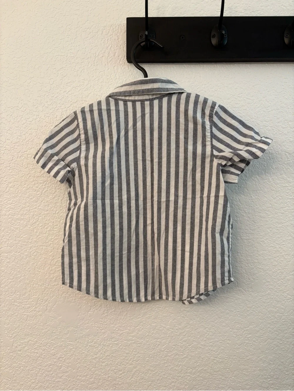 Old Navy Gray and White Striped Short-Sleeve Button-Down Shirt